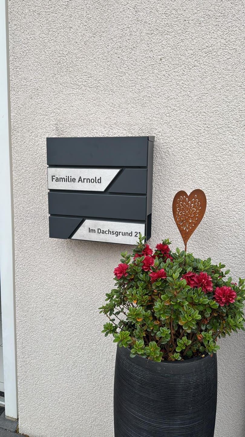 Customer photo review of AlbersDesign Briefkasten B1 anthrazit (RAL7016) personalisiert mit Edelstahl-Schildern