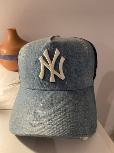Customer photo review of 9FORTY A-Frame Trucker New York Yankees MLB Damaged Washed Denim Snapback