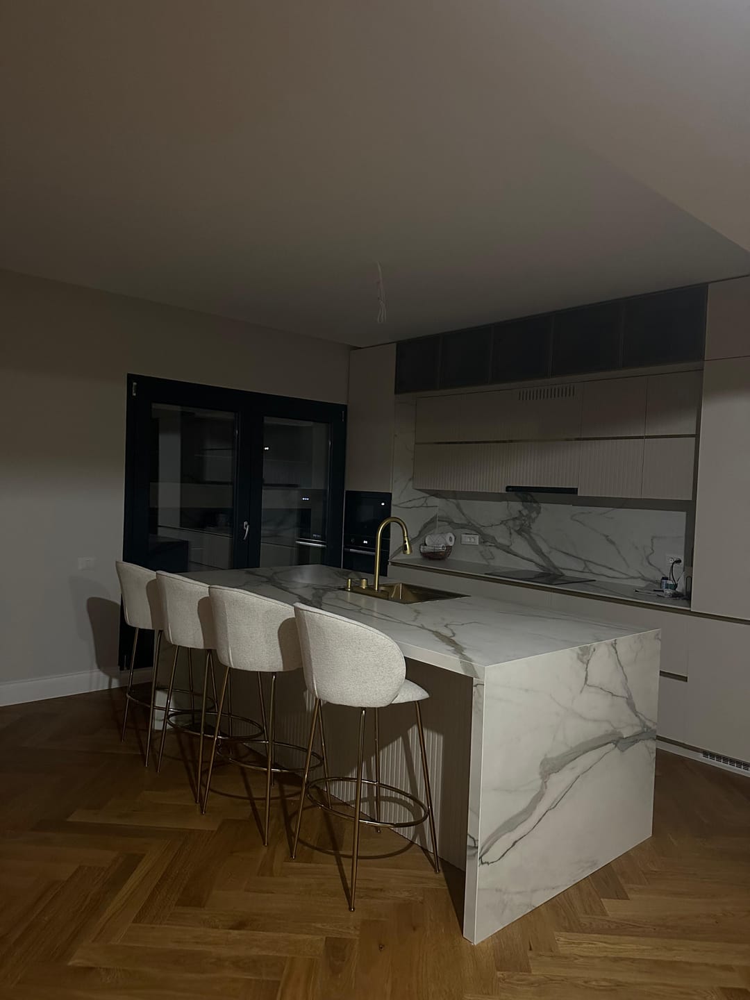 Customer photo review of Scaun bar H116, crem/auriu, stofa bucle/otel, 50x59x101 cm