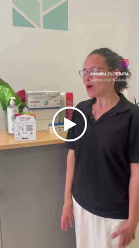 Customer video review of Expositor Reseñas Google NFC y QR