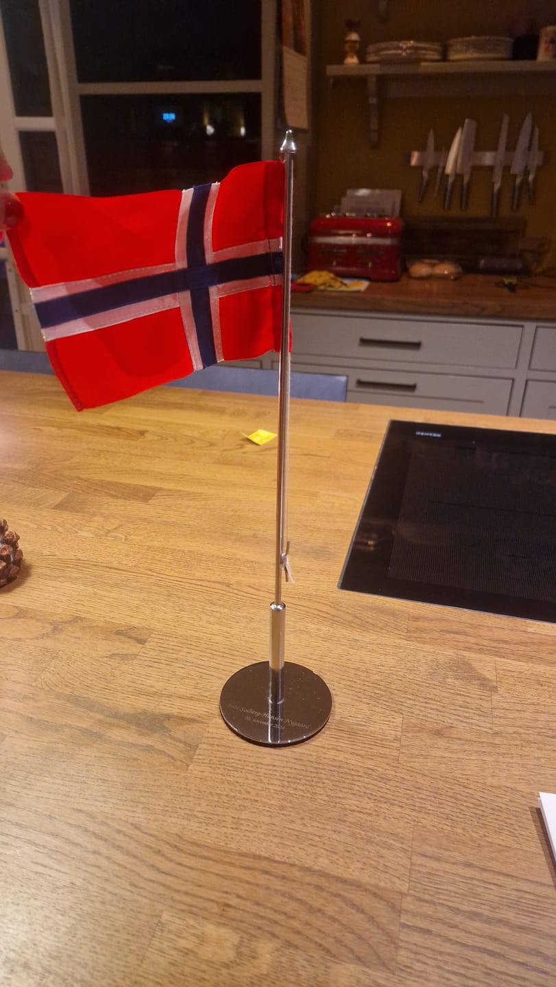 Customer photo review of Bordflagg. Ekslusivt i norge med bilde og tekst.