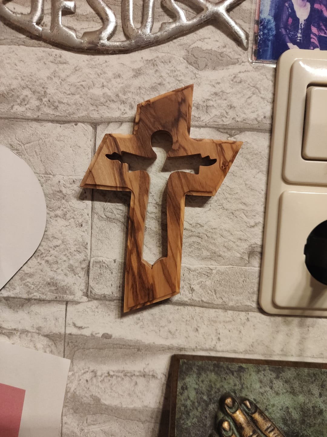 Customer photo review of Olivenholz Wandkreuz mit dem Auferstandenen Jesus