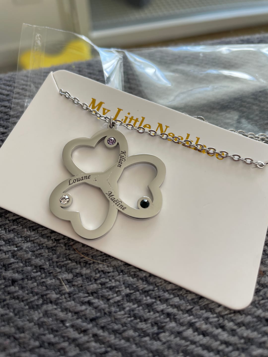 Customer photo review of Collier Prénoms Tri-Coeur Personnalisés et Pierre de Naissance