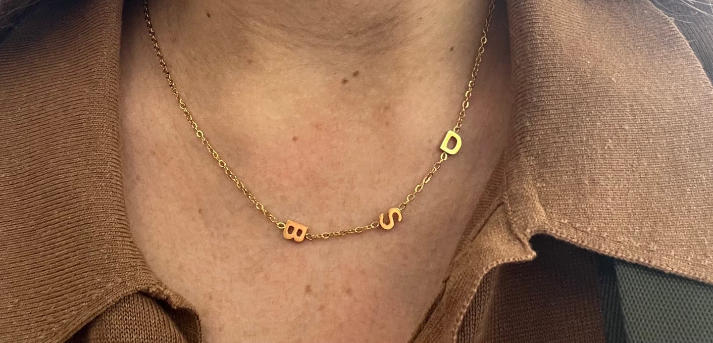 Customer photo review of Collana Personalizzata con Iniziali Laterali