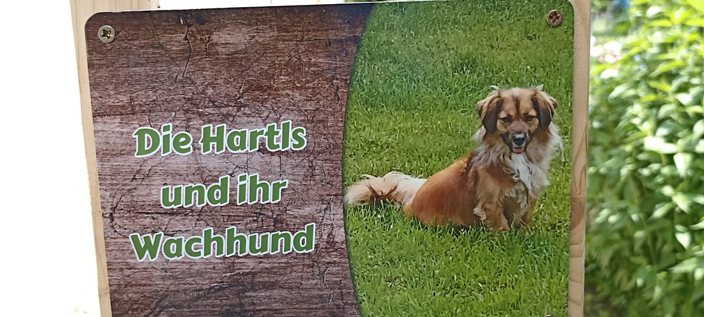 Customer photo review of Hunde-Türschild personalisiert mit Foto & Text (UV- und wetterfest)