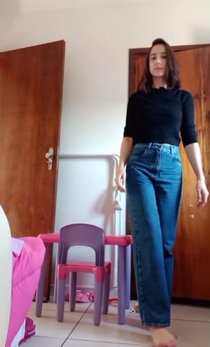Marina R. review of Calça Jeans Reta Araçá Azul Médio image 1 out of 1