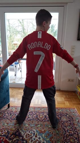 Customer photo review of Cristiano Ronaldo Manchester United 2008 Champions Leage Final Moscow Retro Long Sleeve Jersey