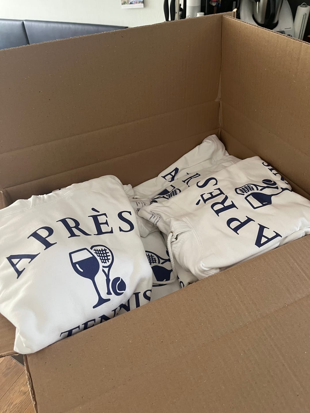 Customer photo review of Apres Tennis Wein | Hoodie (Unisex)