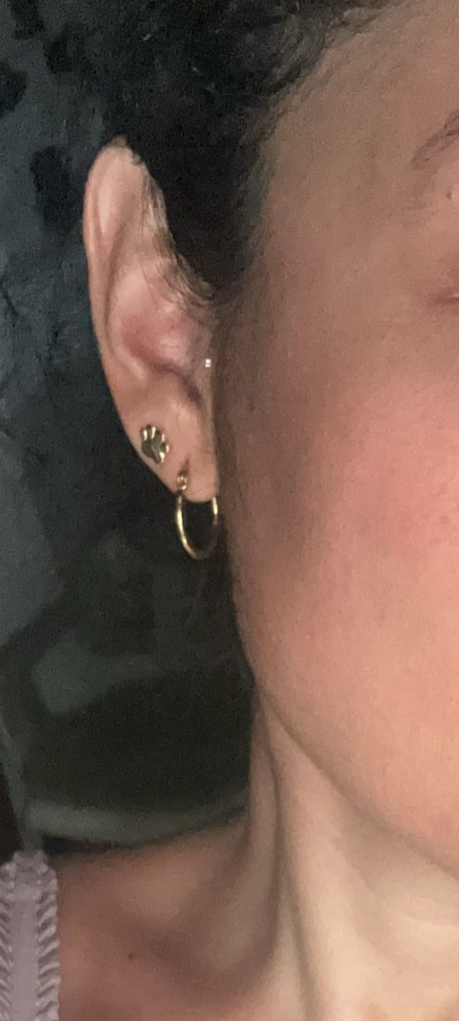 Customer photo review of Aretes Huellita en Oro laminado 18k Para Dama