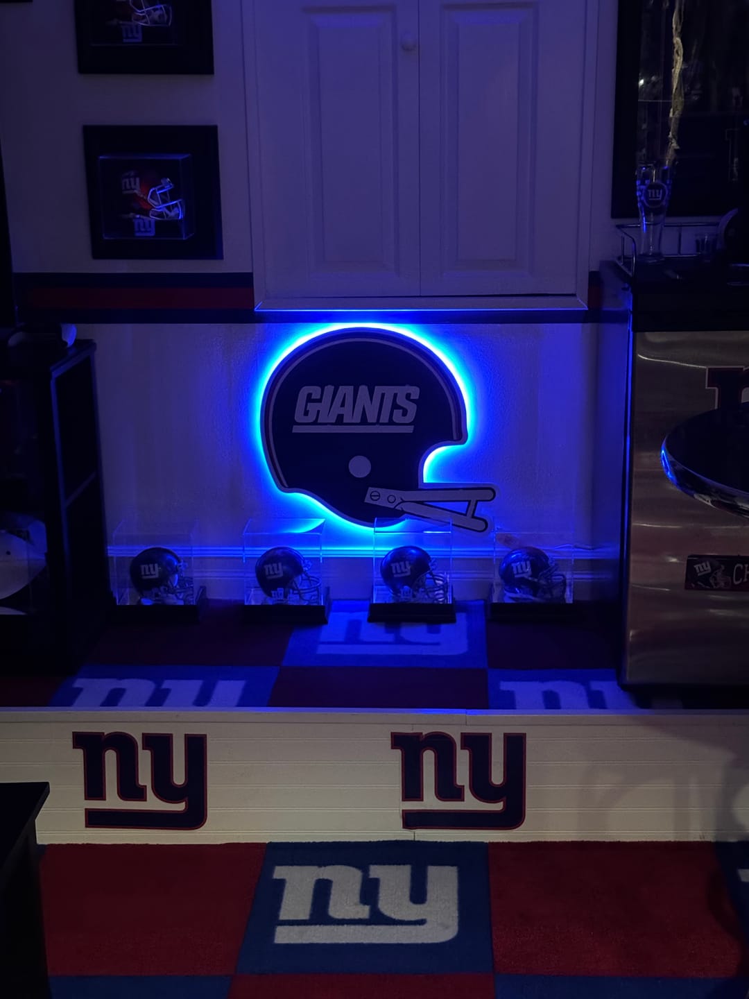 Customer photo review of New York Giants Retro Helmet 3D Vintage Metal Wall Art
