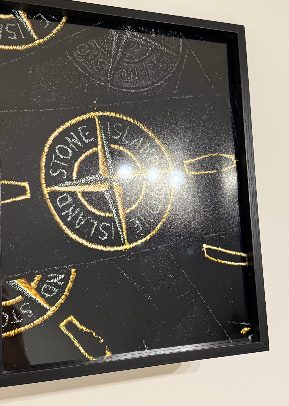 Customer photo review of Cadre photo Stone Island logo