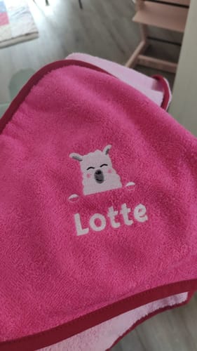 Customer photo review of Wolimbo Mädchen Kapuzenhandtuch mit Namen und Motiv