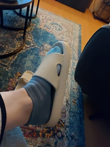 Customer photo review of HappyFlops