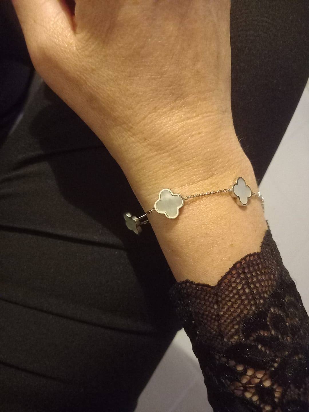 Customer photo review of Clover Perlmutt Armband | 18K vergoldet
