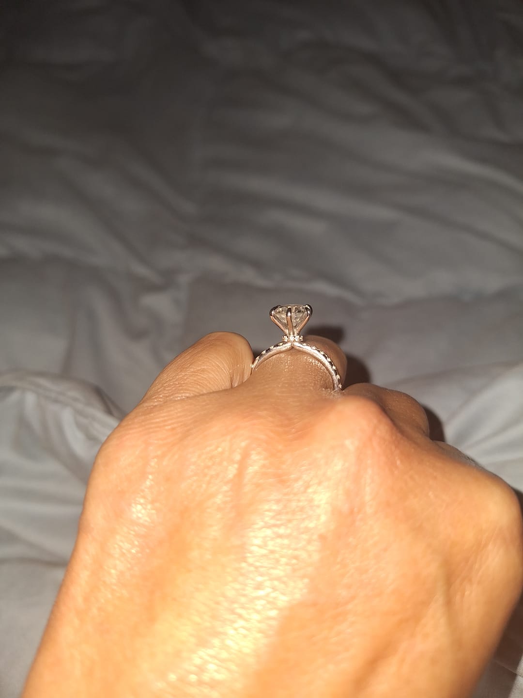 Customer photo review of S925 Moissanite 2.0 Carat Round Cut Engagement Ring Bridal Ring For Women