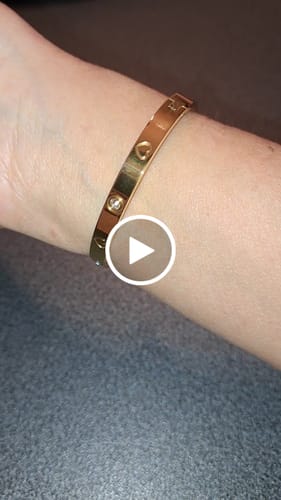 Customer video review of Bracciale Bangle con Zirconi e Cuori Alternati