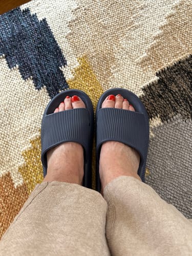 Customer photo review of HappyFlops