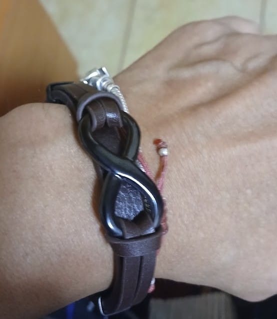 Customer photo review of Pulsera Infinito - Piel Natural