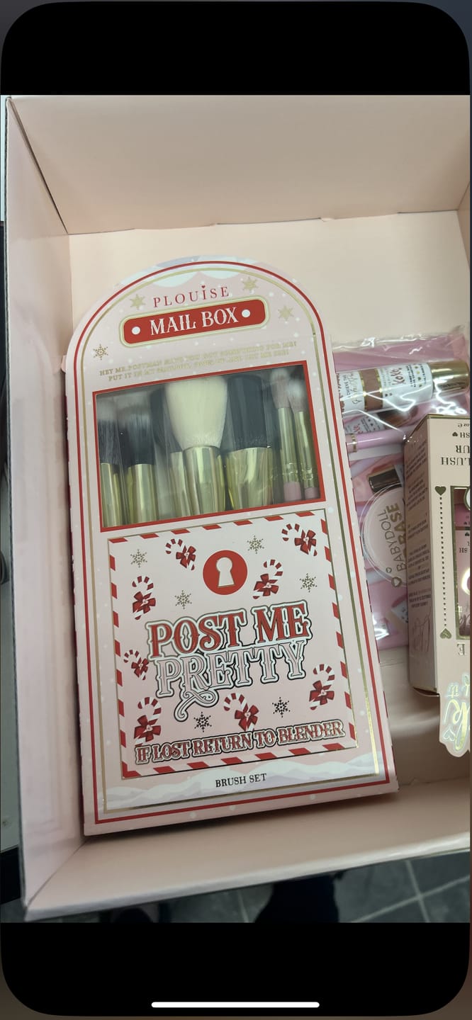 Customer photo review of P.Louise Post Me Pretty Makeup Brushes