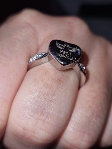 Customer photo review of Bague commémorative en acier inoxydable personnalisée avec urne en forme de cœur
