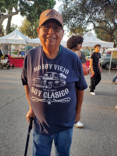 Customer photo review of No Soy Viejo Soy Clasico OG El Jefe T-Shirt