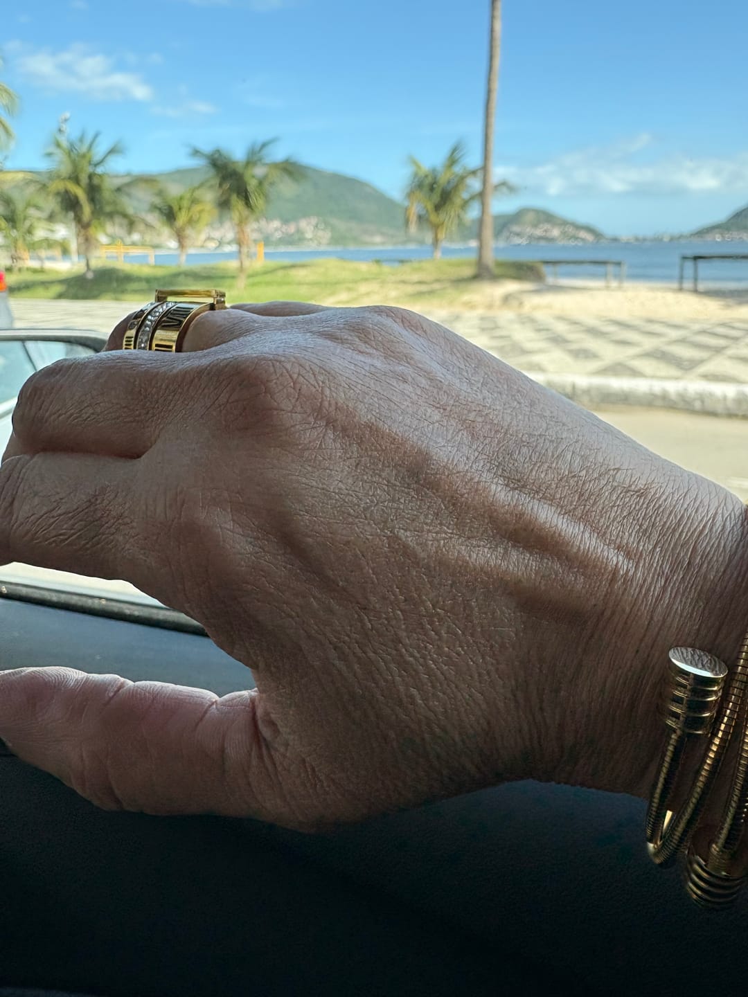 Customer photo review of Bracelete Espiral Tríplice Banhada em Ouro 18K