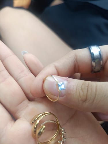 Customer photo review of Anillo Birthstone