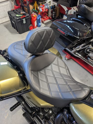 Customer photo review of Gel Seat C.C. RIDER Touring Seat 2 Up Seat Driver Passenger Seat For Harley CVO Road Glide Electra Glide Street Glide Road King Lattice, 2009-2023