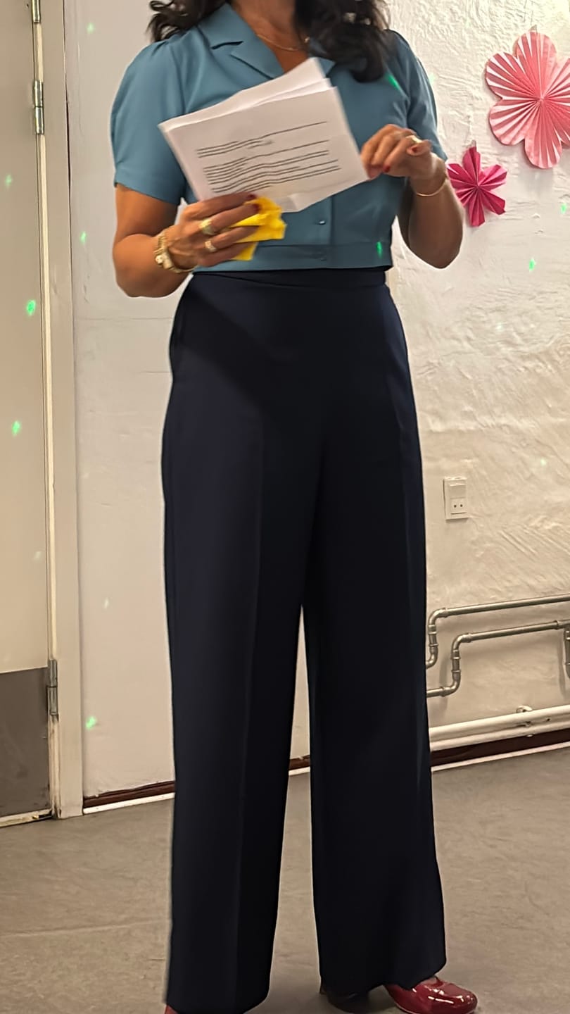 Customer photo review of Billie højtaljede bukser i navy blå