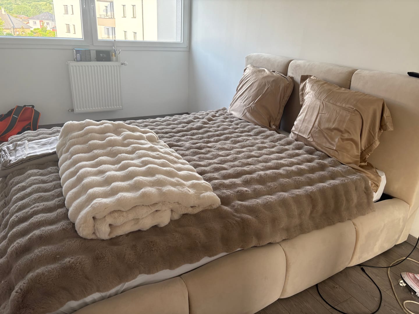 Customer photo review of Lit rembourré avec coffre de rangement - SOPHIE