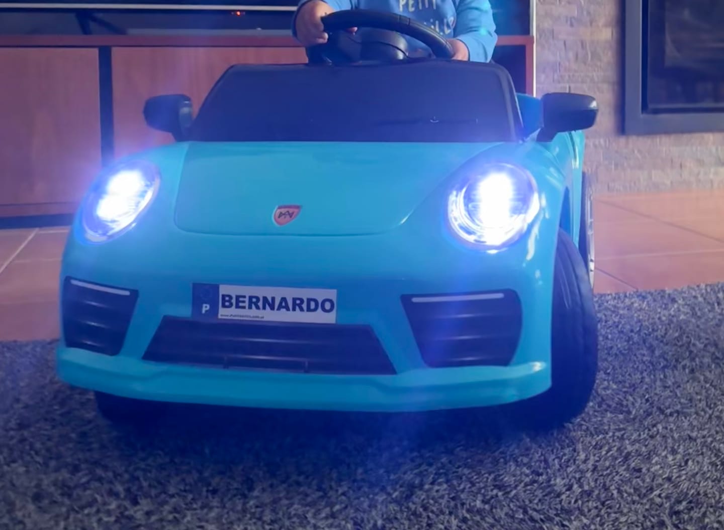 Customer photo review of Carro Elétrico para Criança FUNDRIVE 12v Azul c/ RODAS DE BORRACHA & ASSENTO EM PELE