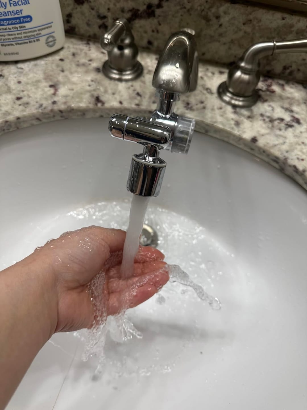 Customer photo review of Frizzlife Splash-Proof Sink Faucet Extender with Filter, NSF Certified Reduce 99% Chlorine, 1080° Rotating Tap Aerator, 2 Modes Spray Attachment for Kitchen/Bathroom/Toddlers, 8pcs Replacement Filter