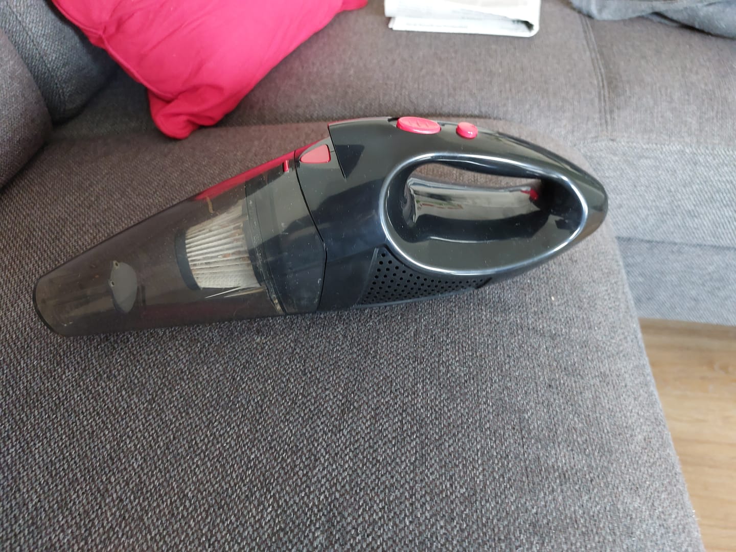 Customer photo review of Ultra-starker Akku-Handstaubsauger / Beutelloser Handstaubsauger mit LED-Licht und Schnellladefunktion / Handsauger für Nass & Trocken / Leicht und leise