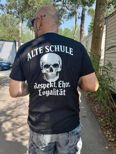 Customer photo review of Ich habe drei Seiten - Premium T-Shirt Rückendruck