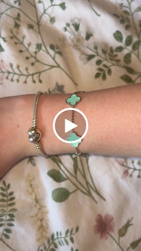 Customer video review of Ice Blue Clover Armband | 18K vergoldet