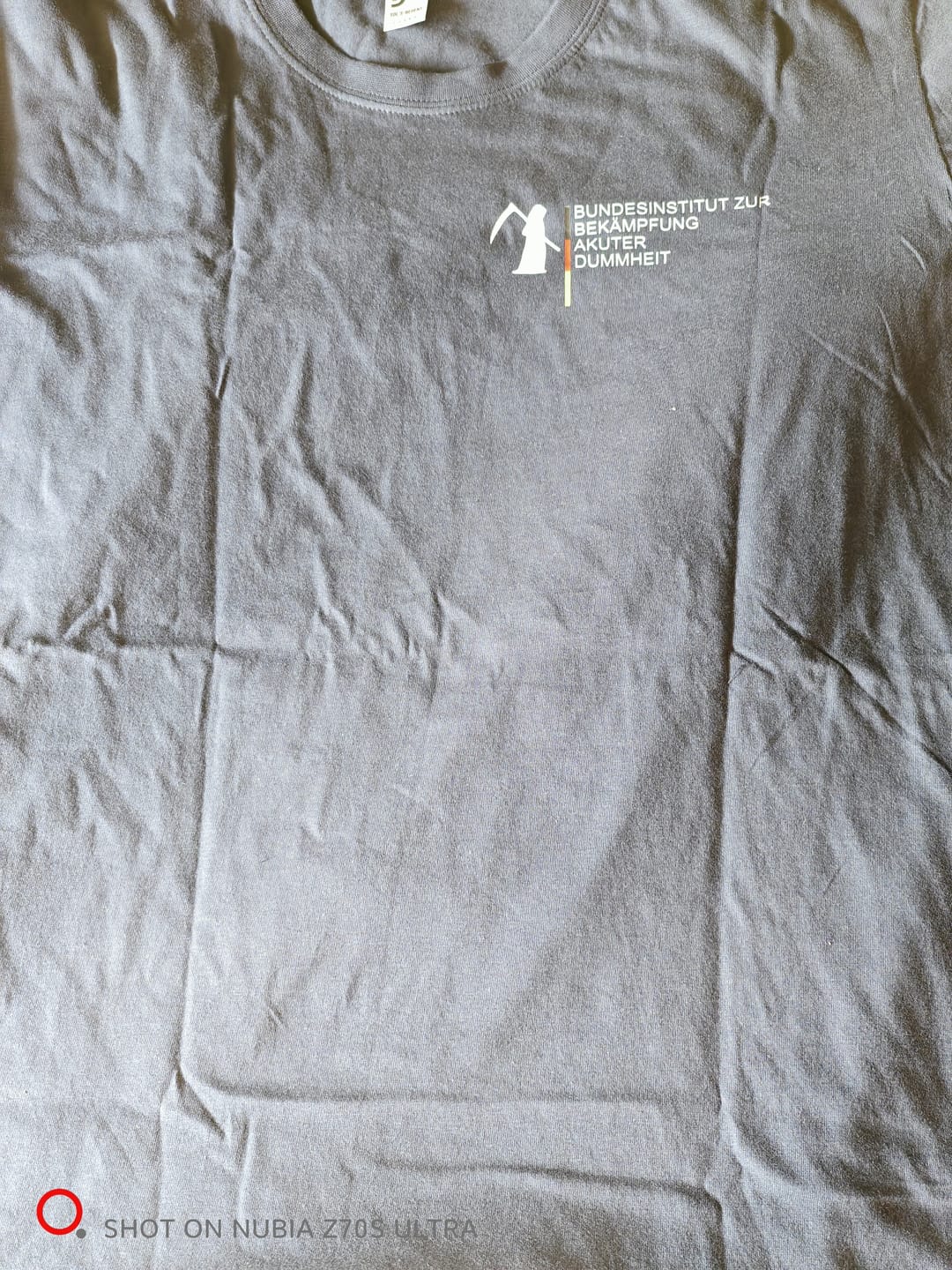 Customer photo review of BEKÄMPFUNG AKUTER DUMMHEIT Brustdruck | Premium Shirt Unisex