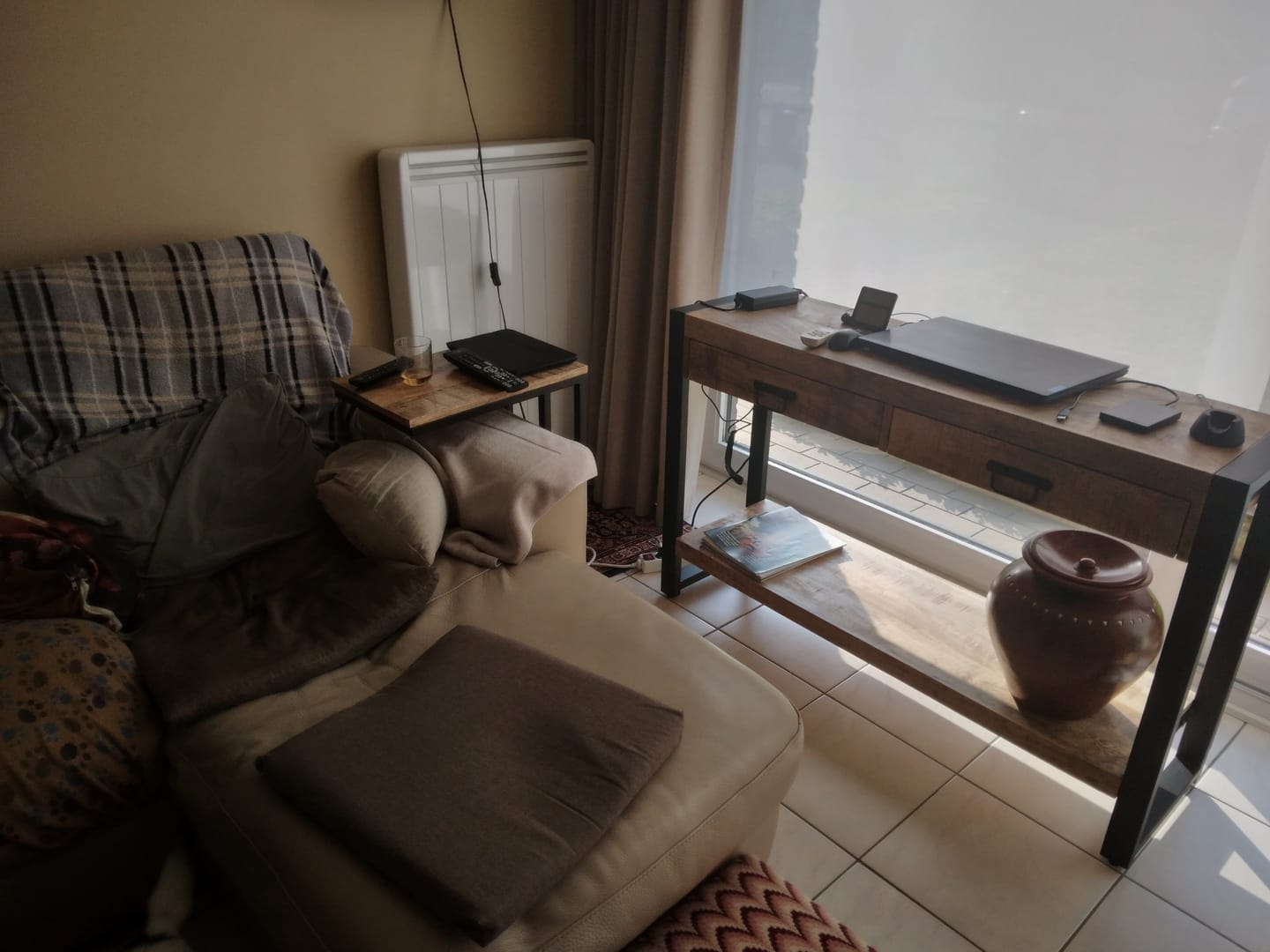 Customer photo review of Sidetable met twee lades | 120 x 35 x 76 cm | Mangohout