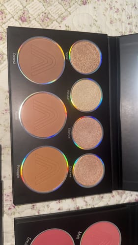 Customer photo review of PALETA DE CONTORNOS E ILUMINADOR GLAMBLACK