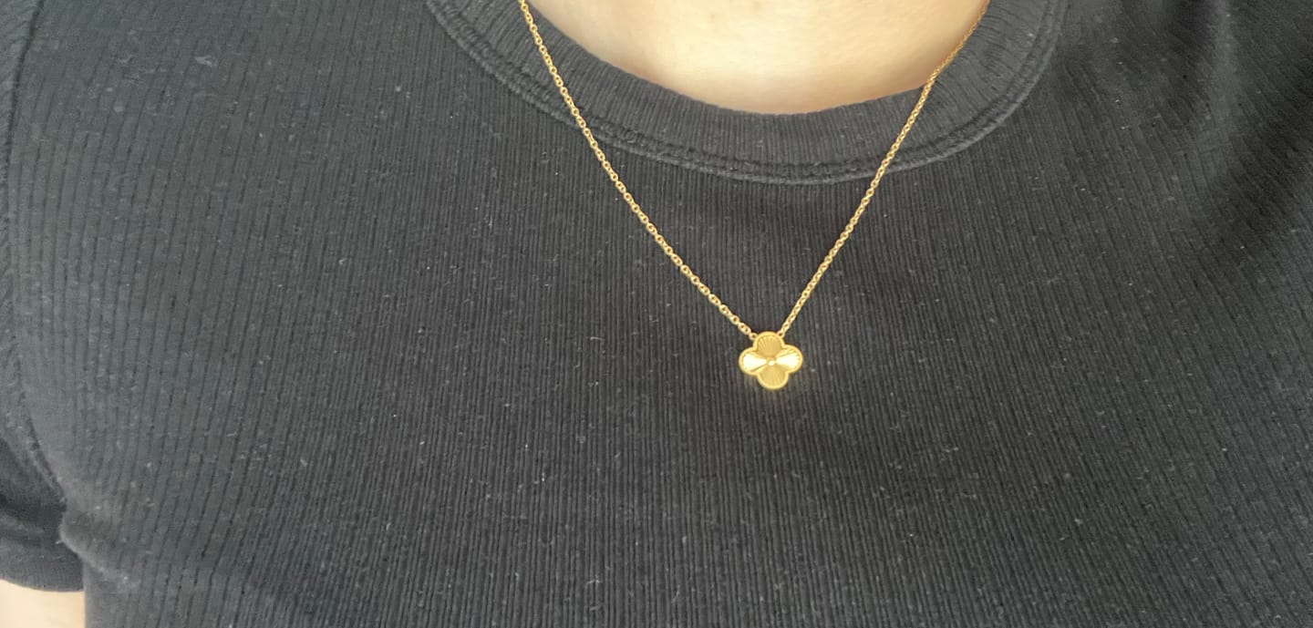 Customer photo review of Shine Clover Kette | 18K vergoldet
