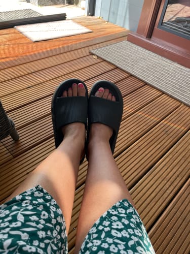 Customer photo review of HappyFlops