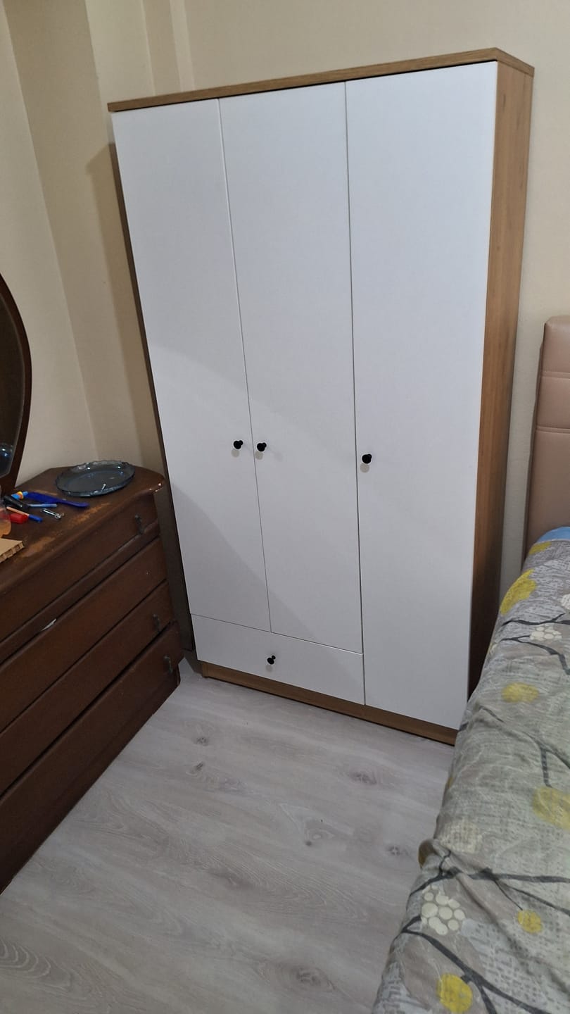 Customer photo review of Rani BA117 Gardırop Elbise Dolabı 3 Kapaklı 1 Çekmeceli 6 Raflı 1 Askılı Sepet Ceviz - Beyaz