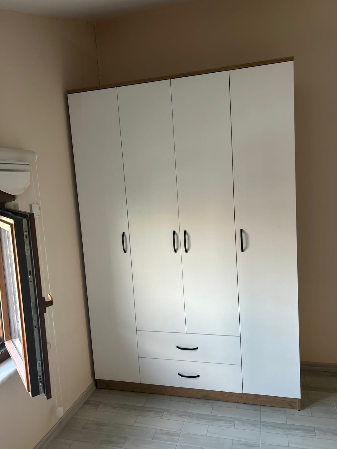 Customer photo review of Rani BA112 Geniş Gardırop Elbise Dolabı 4 Kapaklı 2 Çekmeceli 13 Raflı 1 Askılı Sepet Ceviz - Beyaz