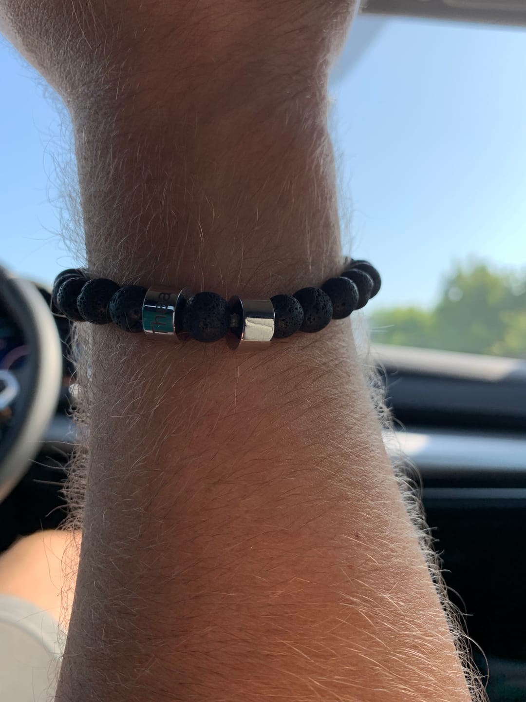 Customer photo review of Personalisiertes Armband aus Lavagestein