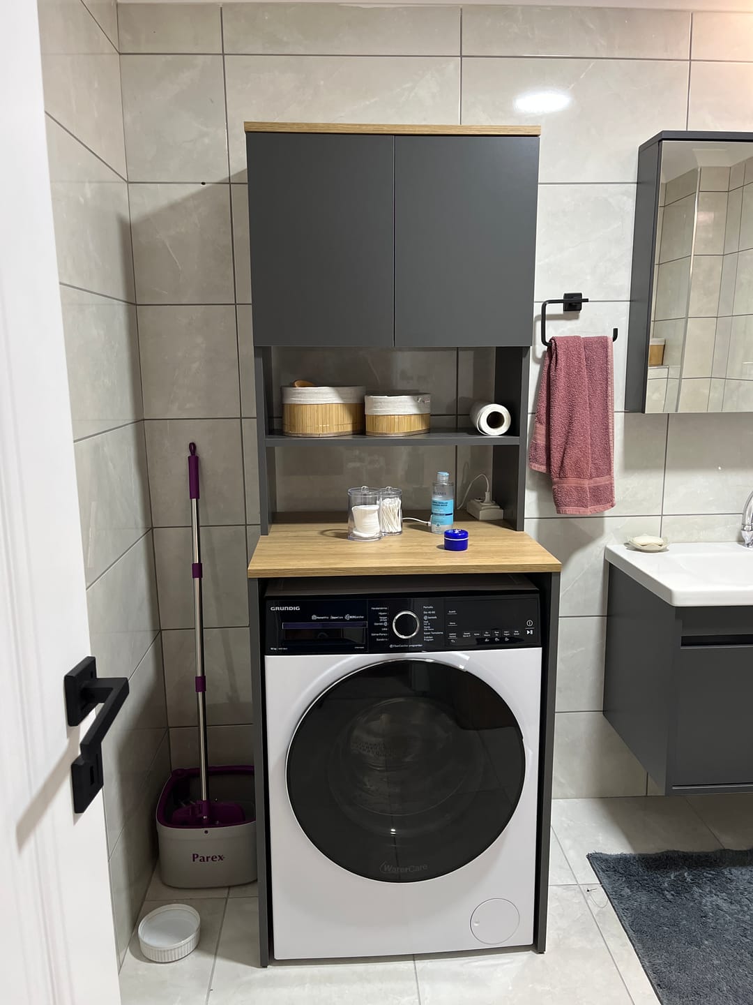Customer photo review of Rani KD101 Çamaşır Makinesi Dolabı 3 Raflı Kapaklı Banyo Dolabı Antrasit - Sepet Ceviz
