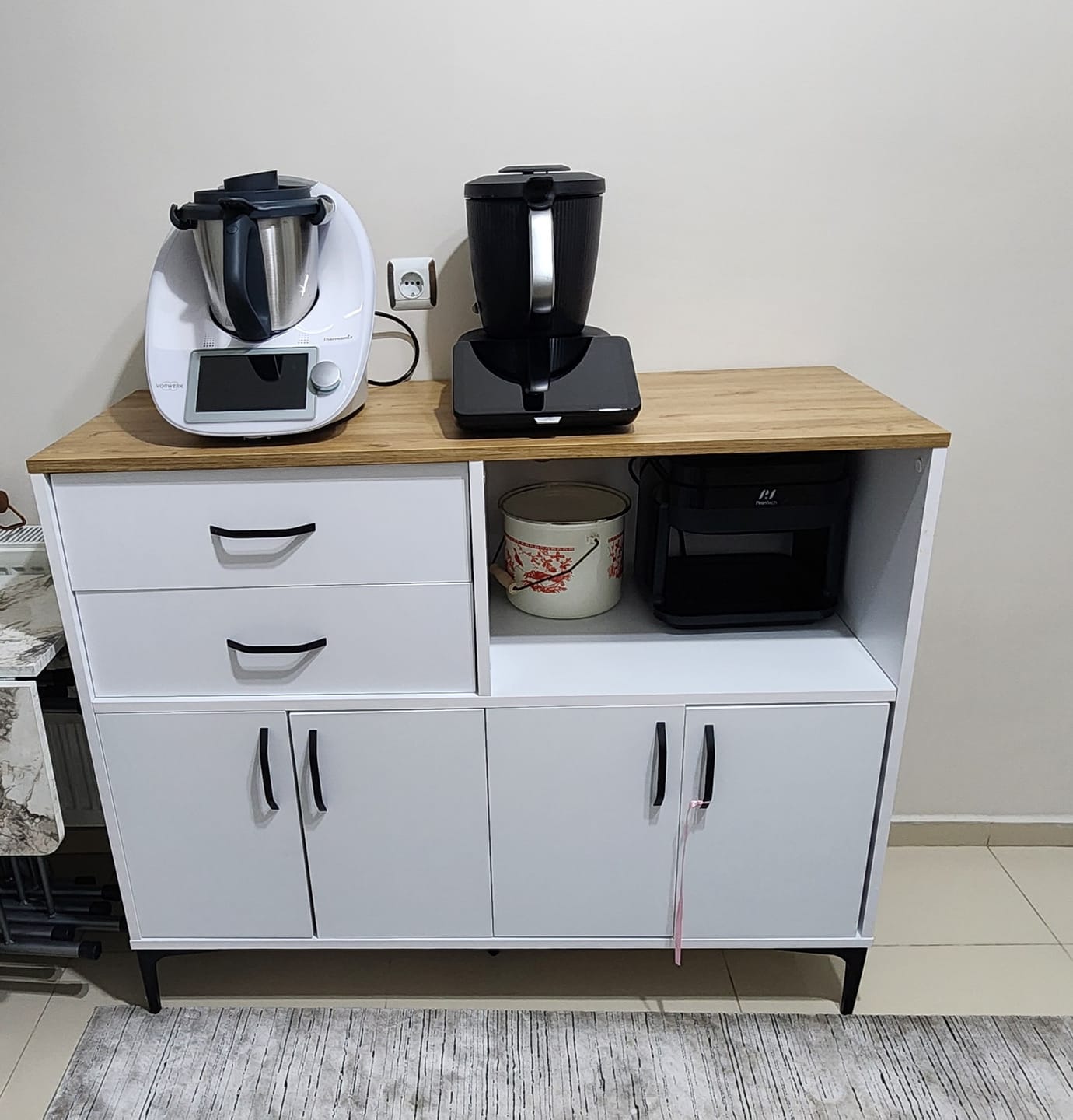 Customer photo review of Rani JE206 Kahve Köşesi Çok Amaçlı Dolap 4 Kapaklı 2 Çekmeceli Kiler Mutfak Dolabı Beyaz - Sepet Ceviz