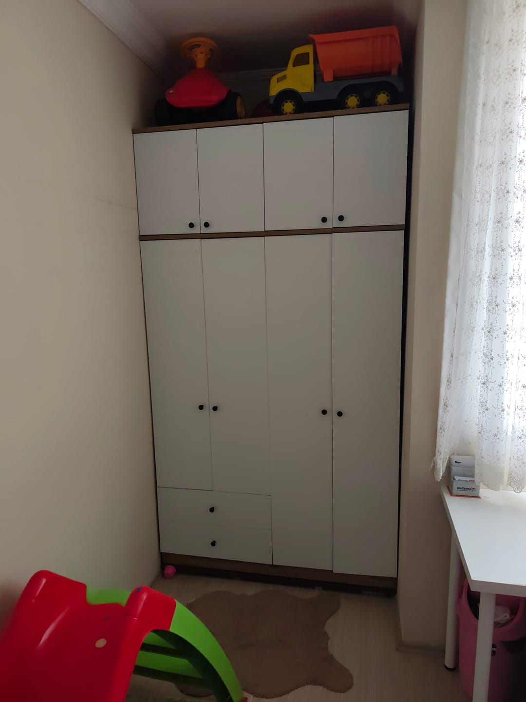 Customer photo review of Rani BA121 Geniş Gardırop Elbise Dolabı 8 Kapaklı 2 Çekmeceli 1 Raflı 2 Askılı Sepet Ceviz - Beyaz