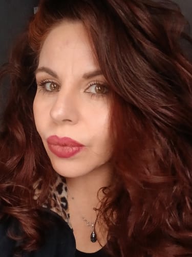 Reseña con foto de un cliente sobre Henna Jamila Hair -  Cobrizo Natural y Duradero  👩🏼‍🦰
