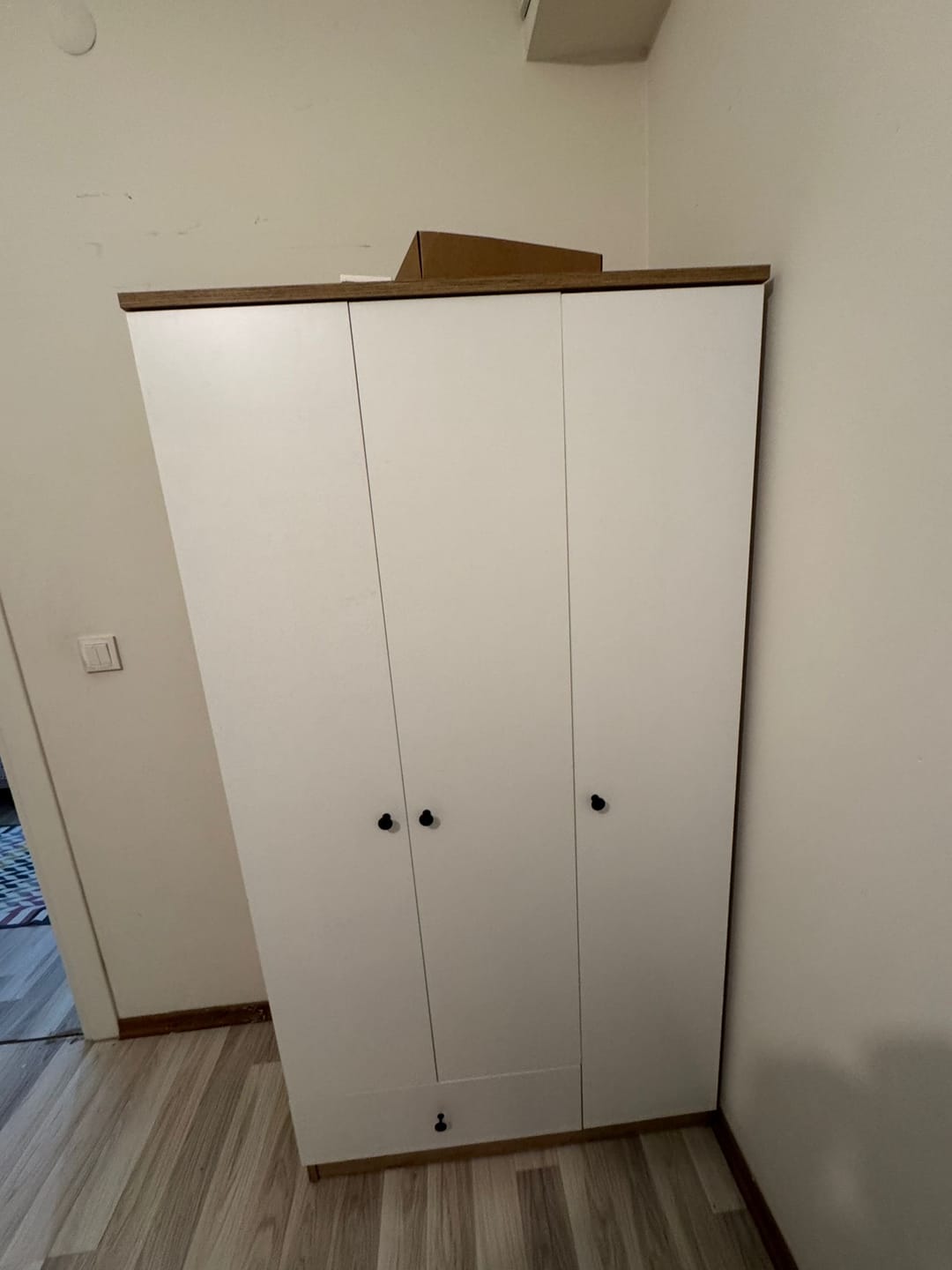 Customer photo review of Rani BA117 Gardırop Elbise Dolabı 3 Kapaklı 1 Çekmeceli 6 Raflı 1 Askılı Sepet Ceviz - Beyaz