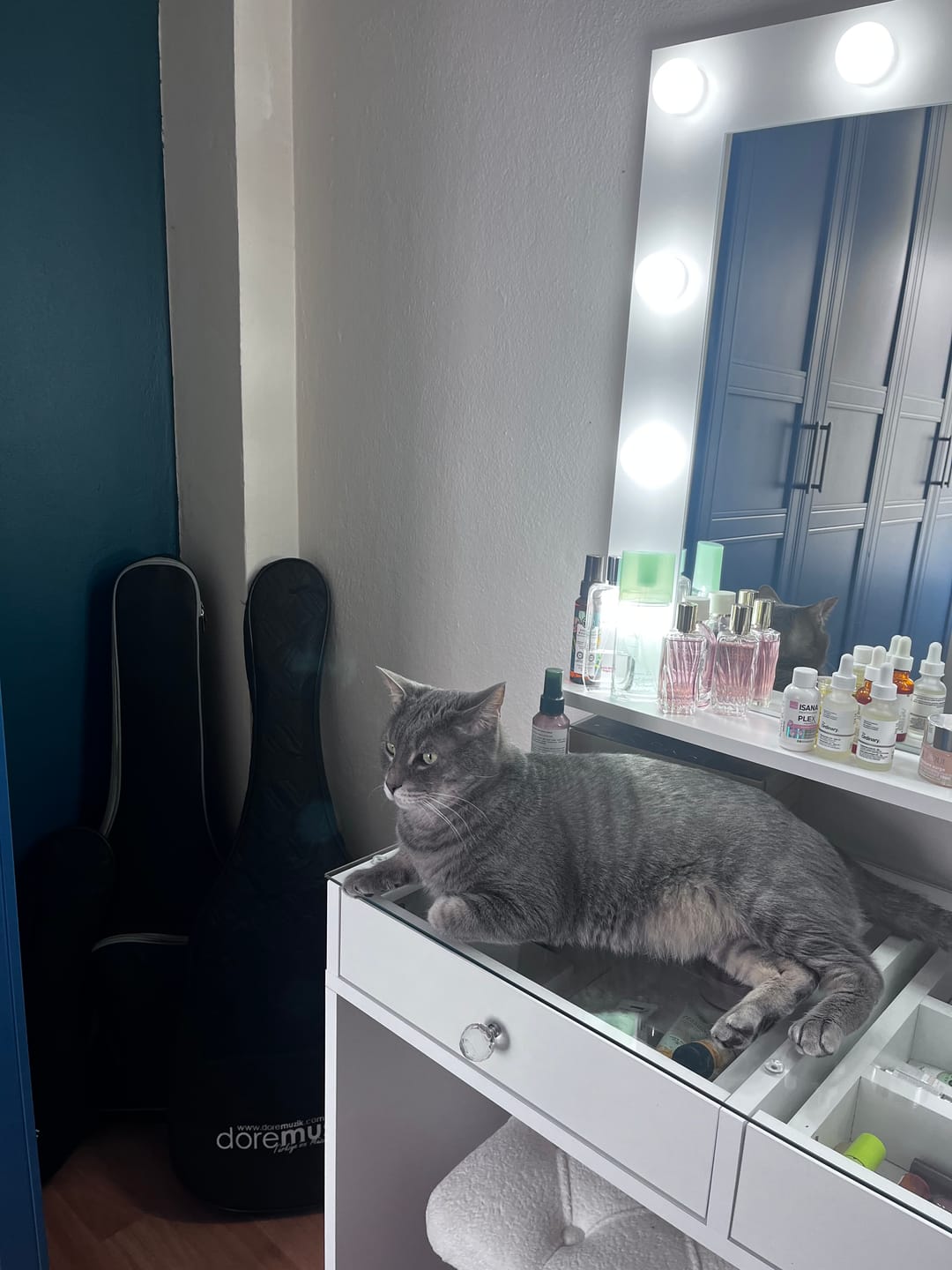 Customer photo review of Rani BJ117 Hollywood Işıklı Aynalı Kulis Makyaj Masası Cam Tablalı 7 Çekmeceli Takı Düzenleyici Beyaz