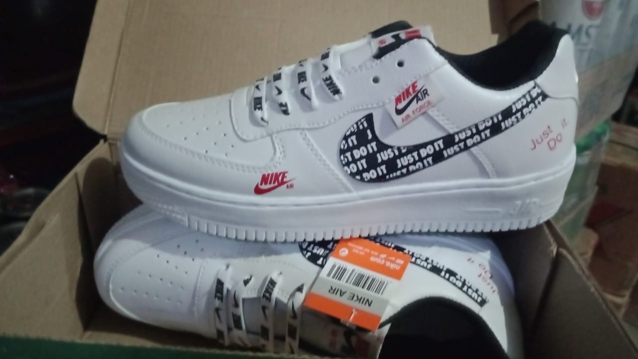 Customer photo review of Paq 6 Pares Tenis 270 Blanco Negro Rojo 22/25.5